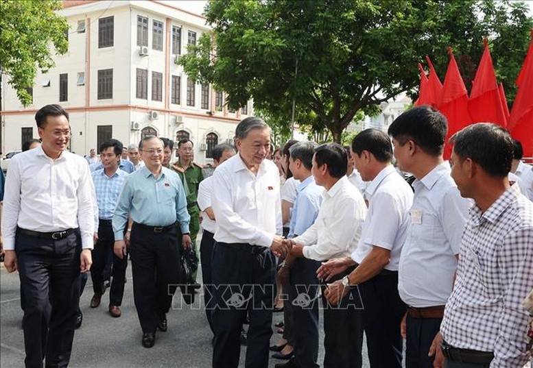 Tổng Bí thư, Chủ tịch nước Tô Lâm với cử tri huyện Văn Giang, tỉnh Hưng Yên - Ảnh: TTXVN