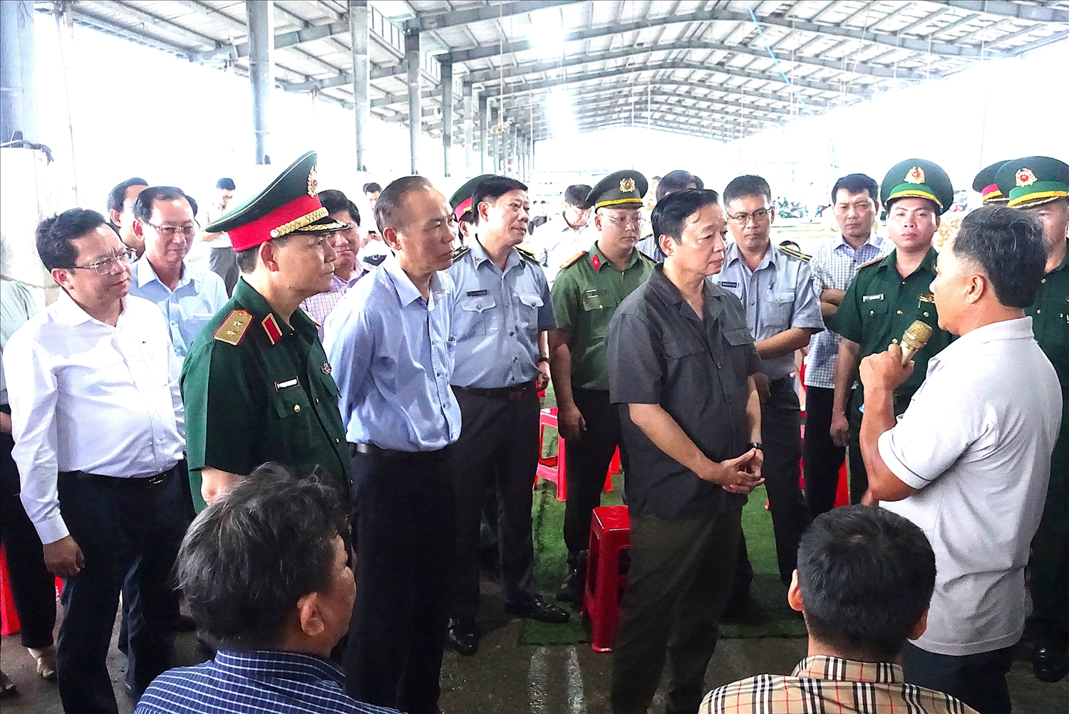 Phó Thủ tướng Chính phủ Trần Hồng Hà lắng nghe ngư dân Cà Mau chia sẻ về những khó khăn trong quá trình khai thác ngoài khơi