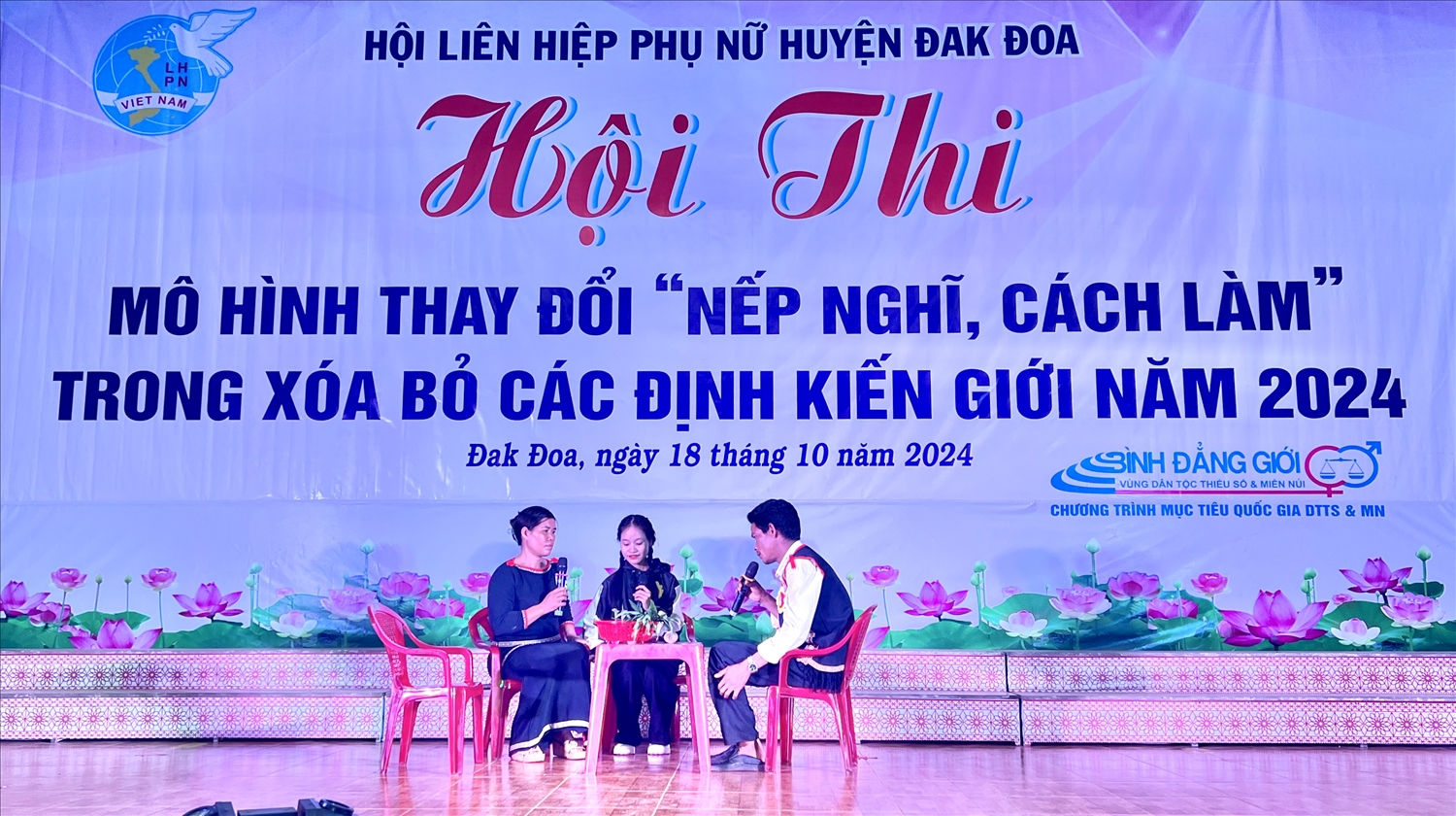 Phần thi kiến thức được các đội thi thể hiện bằng hình thức sân khấu hóa hấp dẫn