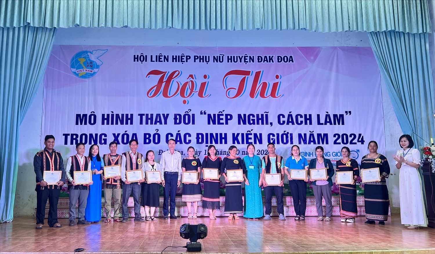 Ban tổ chức trao giải cho các đội thi Mô hình thay đổi “nếp nghĩ, cách làm” trong xóa bỏ các định kiến giới