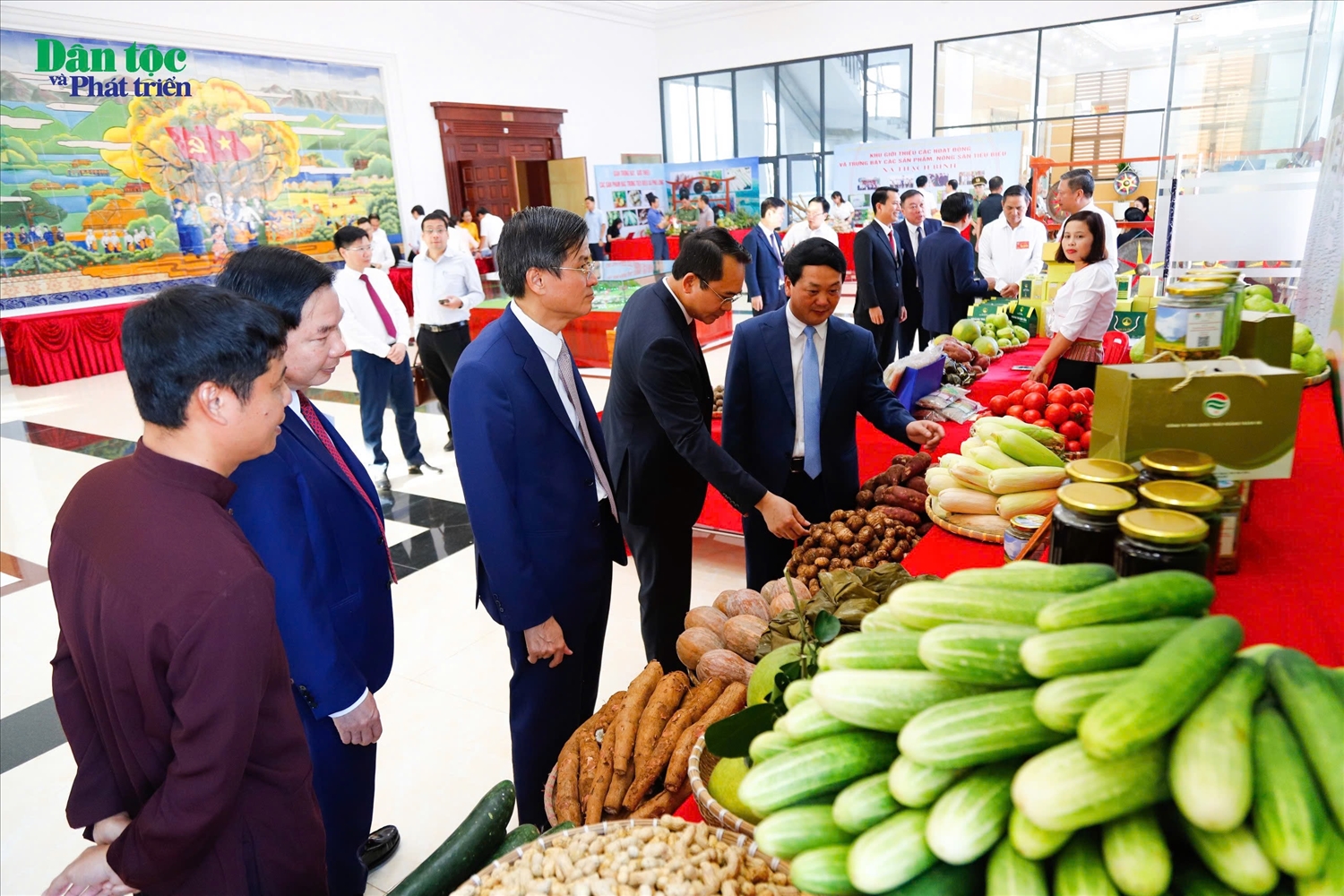 “Đồng bào các DTTS đã chung sức, đồng lòng, góp sức cùng Nhân dân cả nước trong công cuộc đổi mới và bảo vệ đất nước” 7