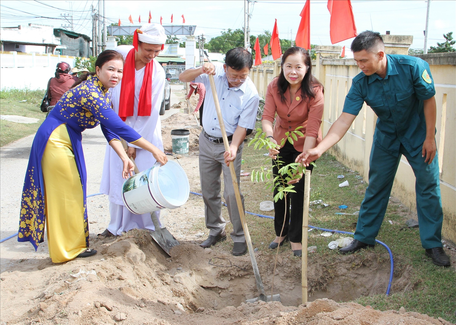 Bà Phạm Thị Bích Hà, Phó Chủ tịch Ủy ban MTTQ Việt Nam tỉnh Ninh Thuận cùng các đại biểu tham gia trồng cây xanh khu dân cư Tân Bổn.