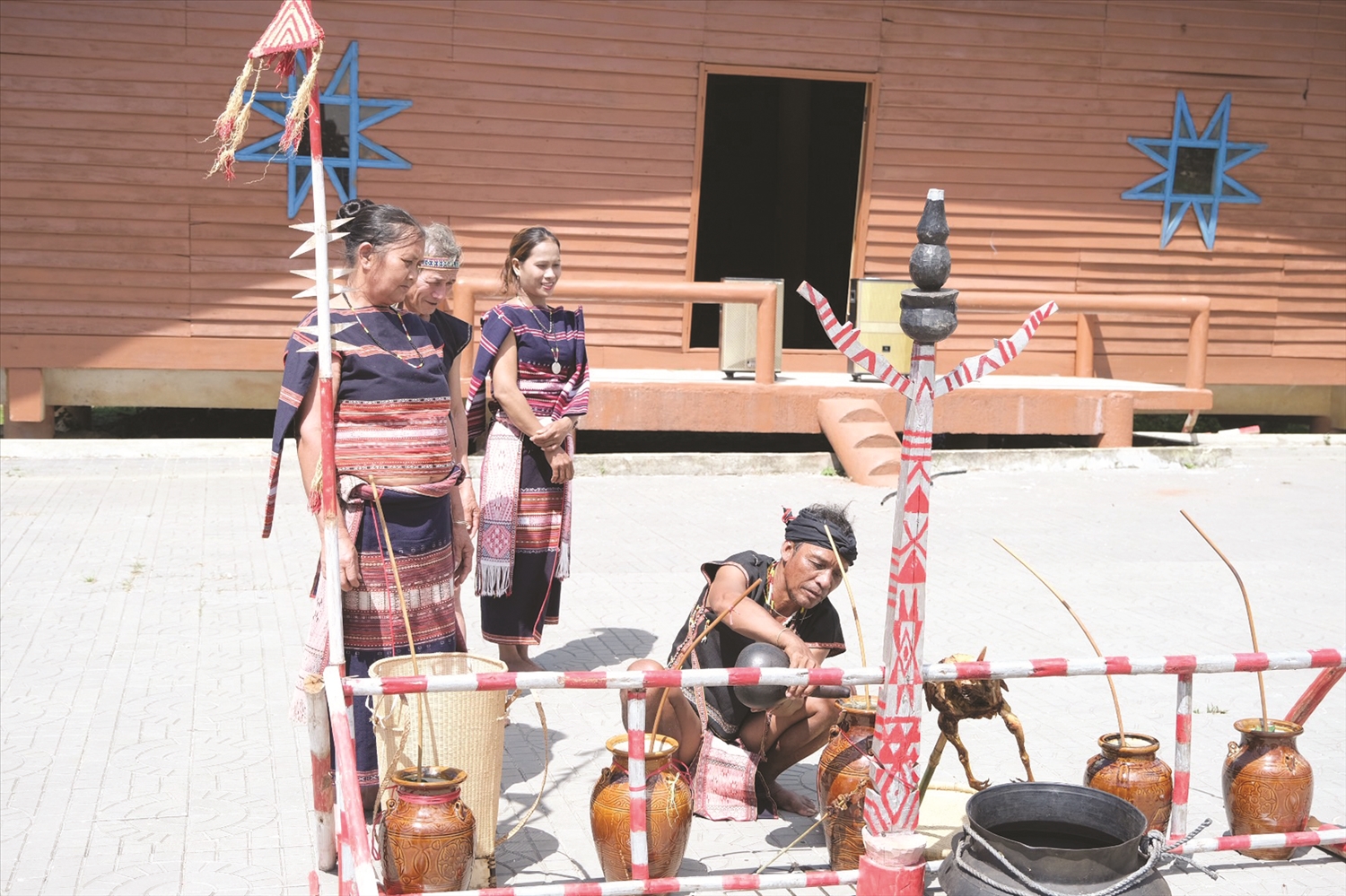 Thực hiện nghi lễ là già làng Đinh Grêng (làng Stơr, xã Tơ Tung) đọc lời khấn Yang phù hộ cho hạt lúa, hạt bắp sinh sôi nảy nở, bà con khoẻ mạnh, dân làng ấm no, hạnh phúc.