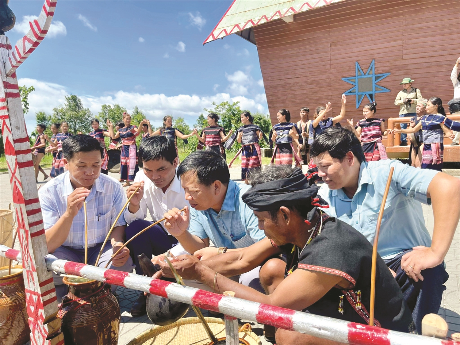 Trong không gian Lễ tỉa lúa rộn rã trong nhịp trống, tiếng cồng chiêng, những cô gái Ba Na trong trang phục truyền thống uyển chuyển trong các điệu múa, cùng các chàng trai nồng say bên ché rượu... Tất cả hòa quyện, đắm say giữa núi rừng Tây Nguyên hùng vĩ.