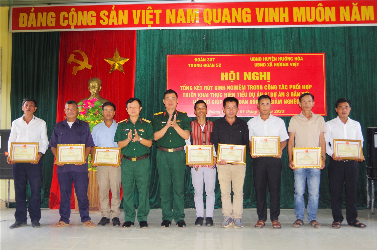 Lãnh đạo, Chỉ huy Đoàn KT-QP 337 tặng Giấy khen cho các tập thể và cá nhân có thành tích trong thực hiện Tiểu dự án 3/Dự án 3 thời gian qua.