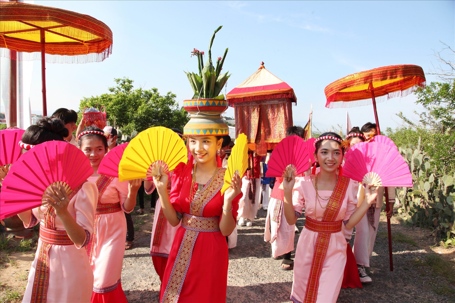 Đội múa làng Chăm Phước Đồng (xã Phước Hậu). 