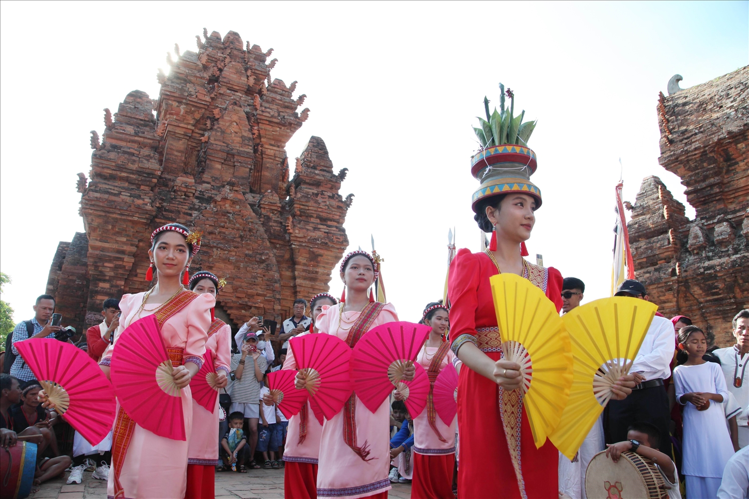 Chương trình dân vũ đặc sắc do thiếu nữ Chăm biểu diễn đón mừng Lễ hội Katê.