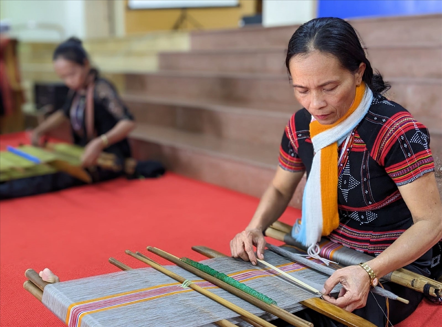 Chị Đinh Thị Tin, thành viên Tổ liên kết dệt thổ cẩm trình diễn dệt thổ cẩm Cơ Tu.