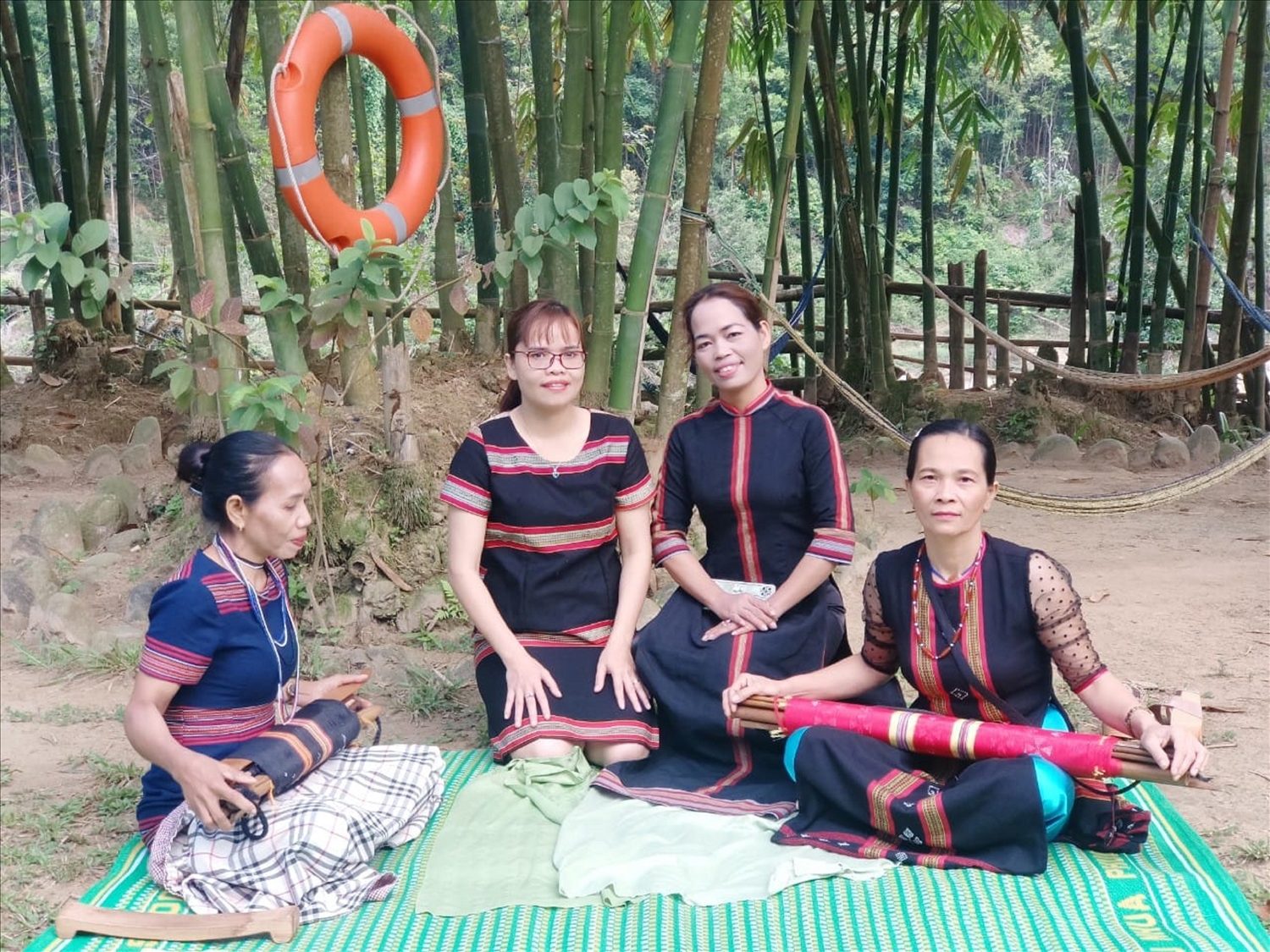 Đồng bào Cơ Tu giới thiệu, quảng bá dệt thổ cẩm, phục vụ phát triển du lịch cộng đồng 