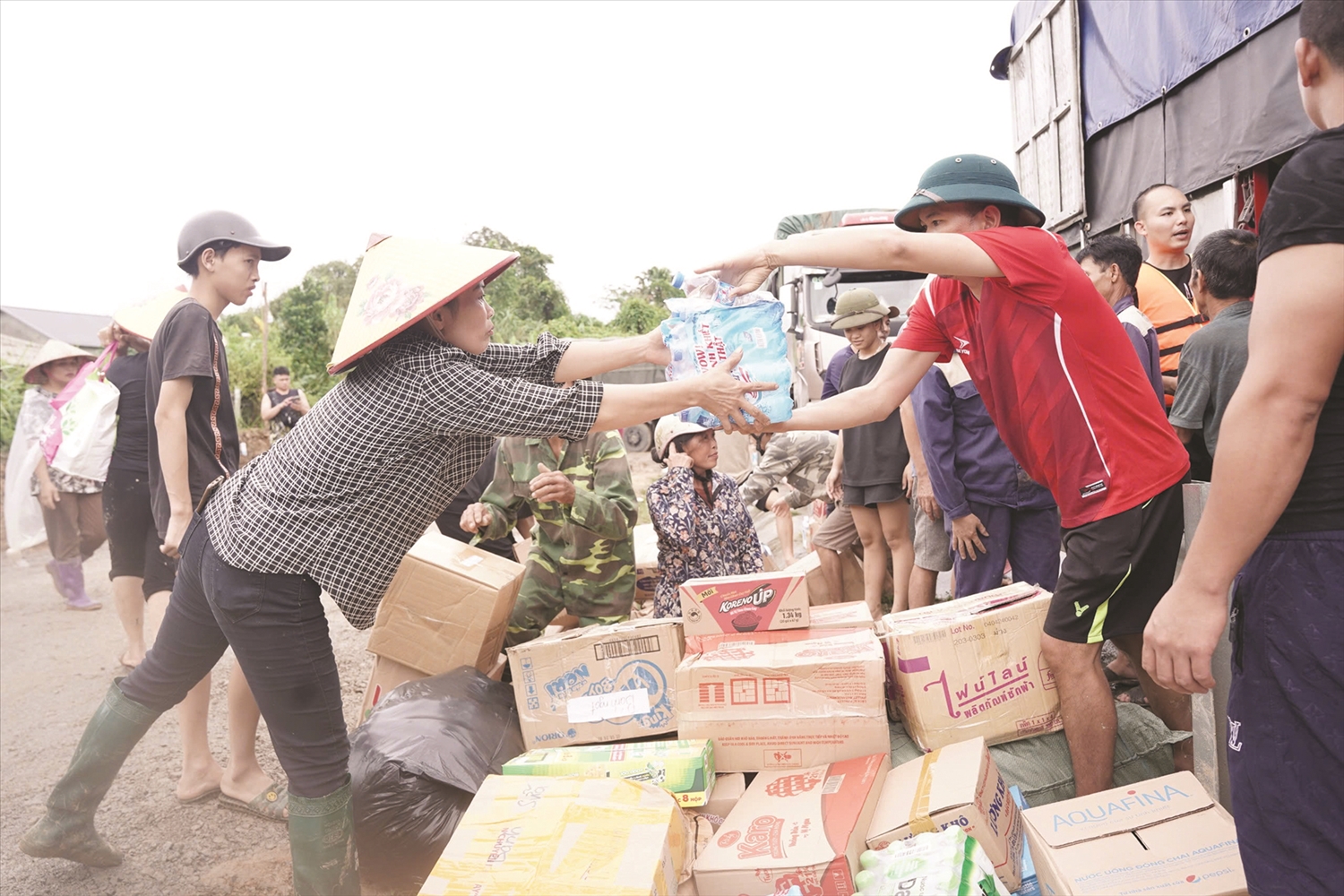 Mỗi suất cơm, gói mỳ, hộp sữa, chai nước… là cả tấm chân tình của đồng bào cả nước cùng sẻ chia trong hoạn nạn