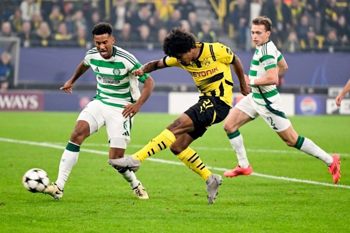 Adeyemi (giữa) nâng tỷ số lên 5-1 ở trận Dortmund thắng Celtic (Ảnh: bvb.de)