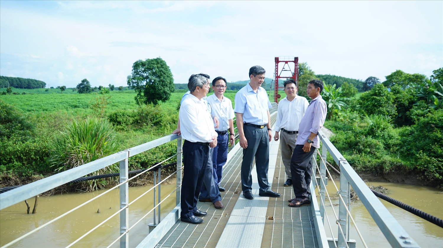 Đoàn công tác kiểm tra của UBDT lắng nghe ý kiến của người dân trên cầu treo làng H'De, xã Đăk Tơ Ve mới được đầu tư nâng cấp, sửa chữa từ nguồn vốn Chương trình MTQG 1719