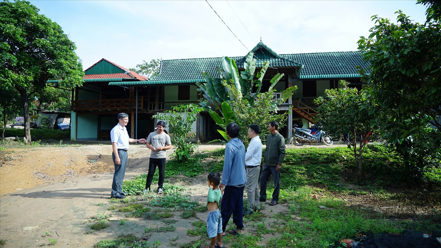 Thứ trưởng, Phó Chủ nhiệm UBDT Y Vinh Tơr trao đổi, thăm hỏi, lắng nghe tâm tư, nguyện vọng của người dân