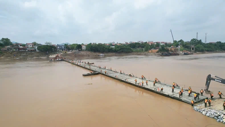 Ngày 30/9, cầu phao Phong Châu đã được Lữ đoàn 249 lắp đặt hoàn chỉnh phục vụ nhu cầu đi lại của người dân.