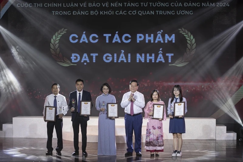 Đồng chí Nguyễn Trọng Nghĩa trao giải cho các tác giả đoạt giải Nhất. (Ảnh: SƠN TÙNG)