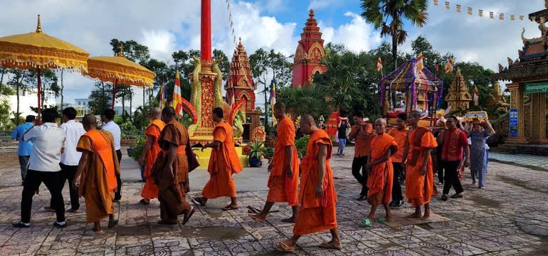 Lễ dâng y Kathina là một trong những ngày lễ lớn mang dấu ấn tín ngưỡng tâm linh của đồng bào Khmer