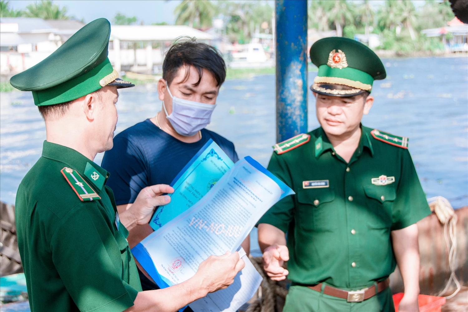 Bộ đội Biên phòng tỉnh Kiên Giang tuyên truyền chống khai thác IUU cho ngư dân và các chủ tàu thuyền