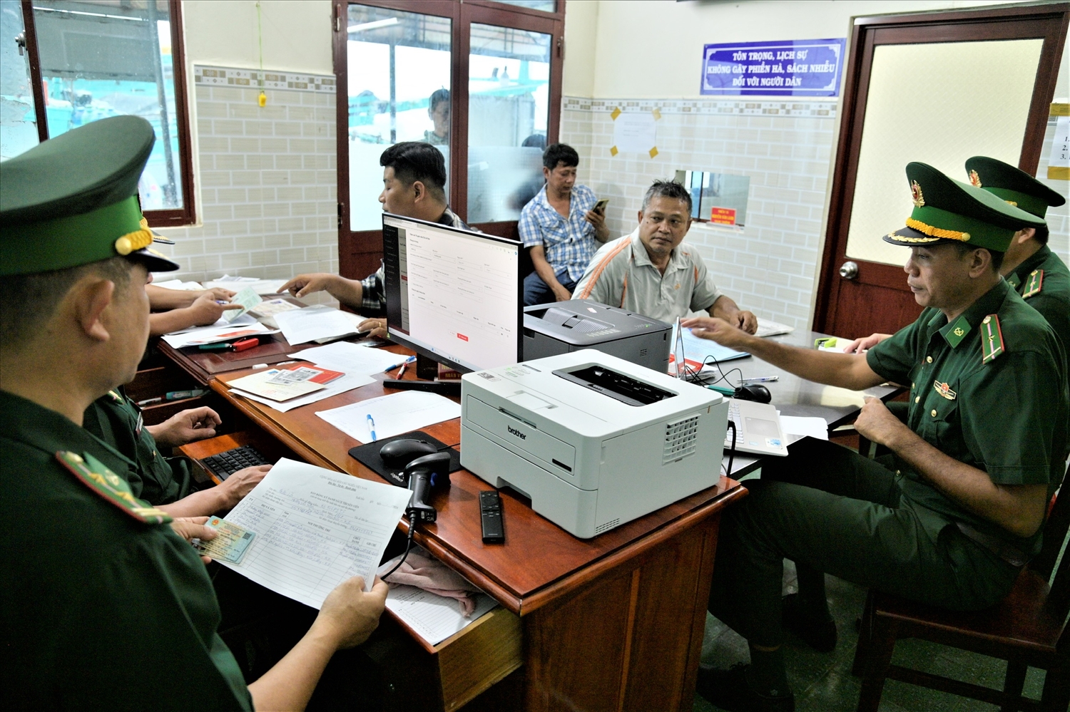 Bộ đội Biên phòng tỉnh Kiên Giang kiểm soát chặt chẽ các tàu cá xuất bến theo đúng quy định