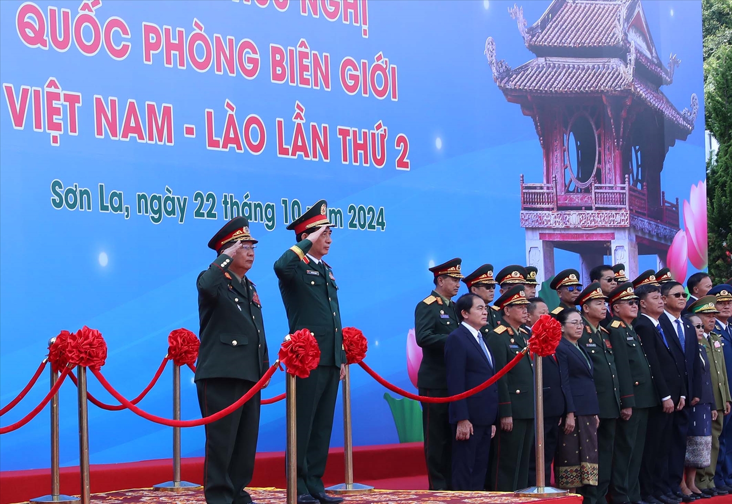 Hai Bộ trưởng cùng chủ trì Giao lưu hữu nghị quốc phòng biên giới Việt Nam - Lào lần thứ hai 