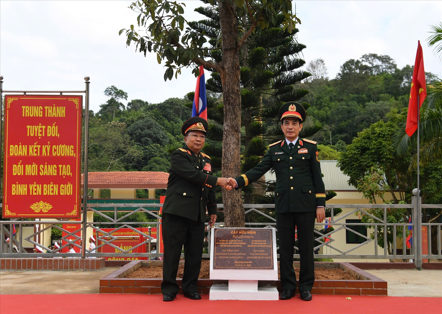 Hai Bộ trưởng trồng cây lưu niệm nhân sự kiện Giao lưu hữu nghị Việt Nam - Lào