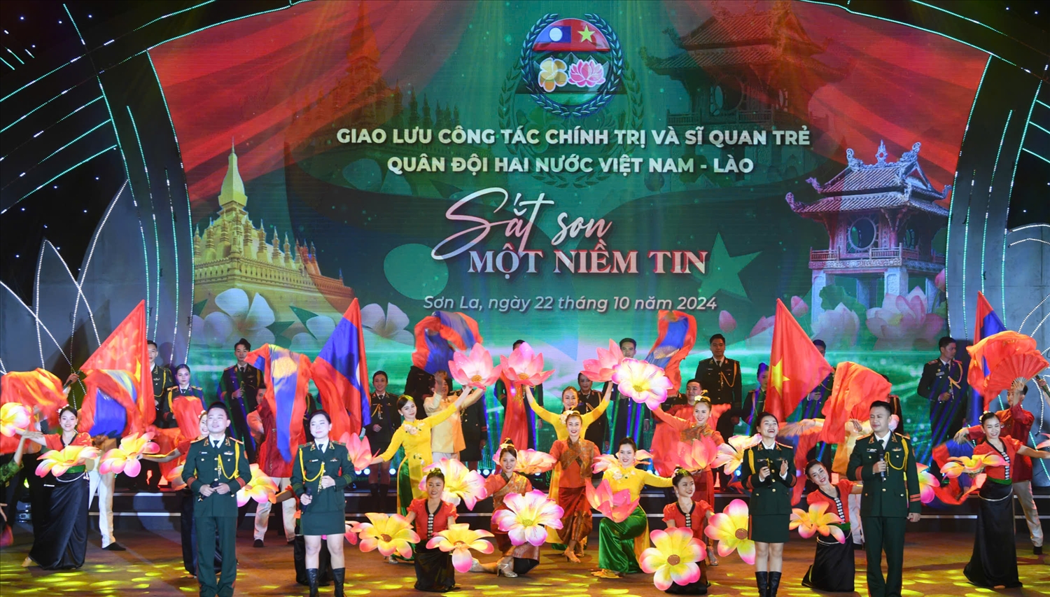 Tiết mục văn nghệ do chiến sĩ hai nước ( Việt Nam - Lào) thực hiện