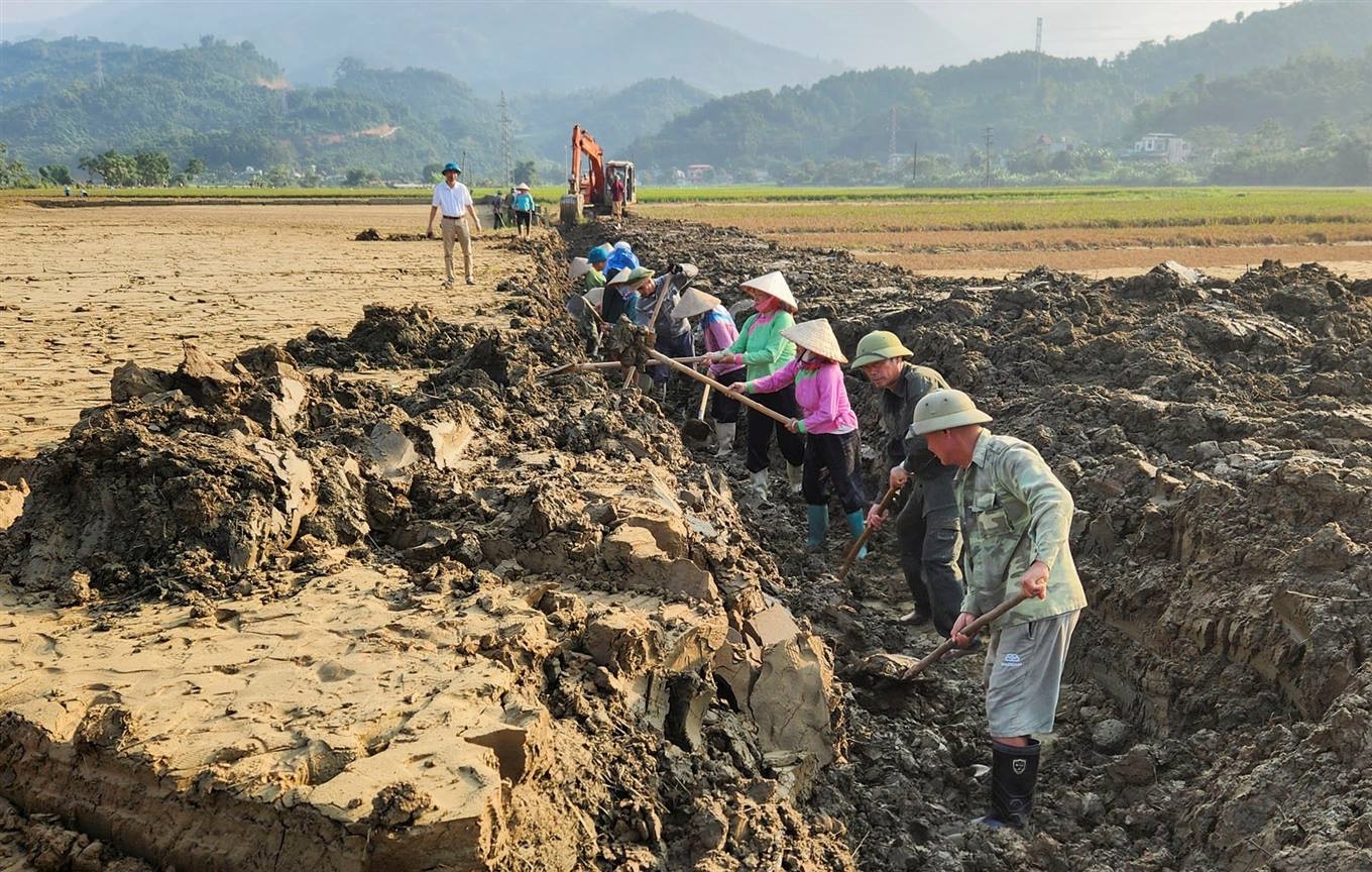 Bà con nông dân xã Quang Kim, huyện Bát Xát cải tạo đồng ruộng, khôi phục sản xuất sau mưa lũ