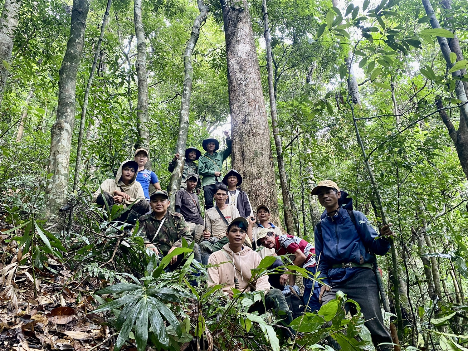 Đồng bào Xơ Đăng ở làng Ty Tu, xã Đăk Hà, huyện Tu Mơ Rông bảo vệ diện tích rừng được giao khoán cho cộng đồng làng