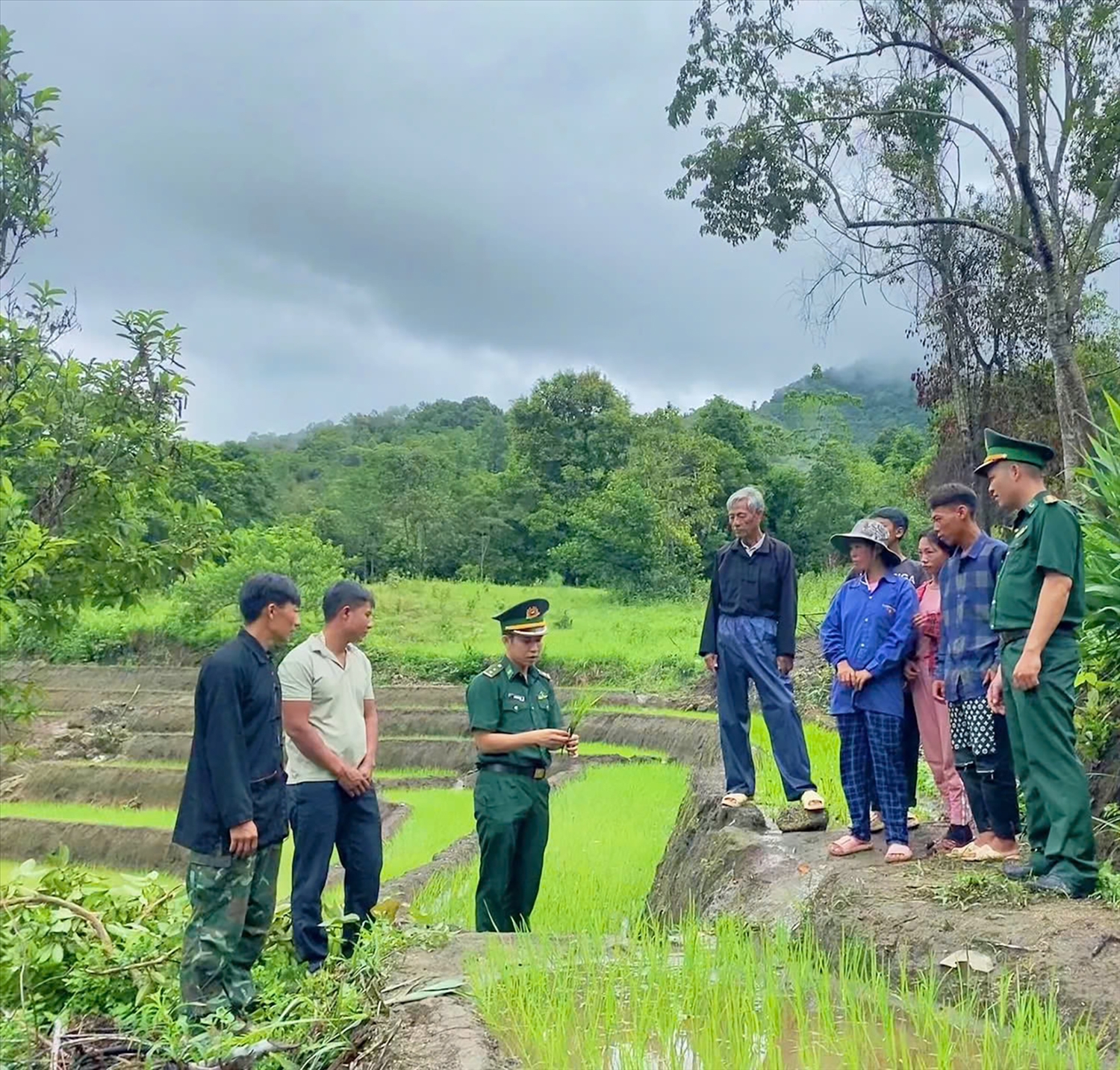 Ngoài nhiệm vụ tuần tra bảo vệ an ninh biên giới, các cán bộ, chiến sĩ Biên phòng còn về bản giúp bà con xây dựng kinh tế, xóa đói, giảm nghèo.