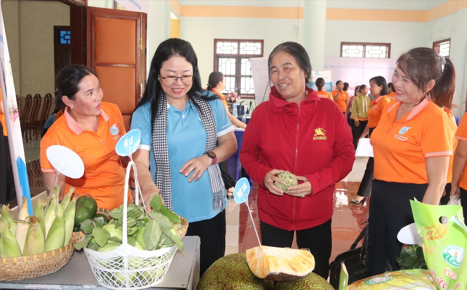 Các đại biểu tham quan gian trưng bày các sản phẩm nông sản tại địa phương (huyệnTánh Linh, Bình Thuận).