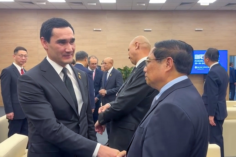 Thủ tướng Phạm Minh Chính khẳng định với Tổng thống Turkmenistan Serdar Berdimuhamedow, Việt Nam luôn coi trọng quan hệ hữu nghị truyền thống và mong muốn làm sâu sắc hơn hợp tác với Turkmenistan trên tất cả các lĩnh vực - Ảnh: VGP