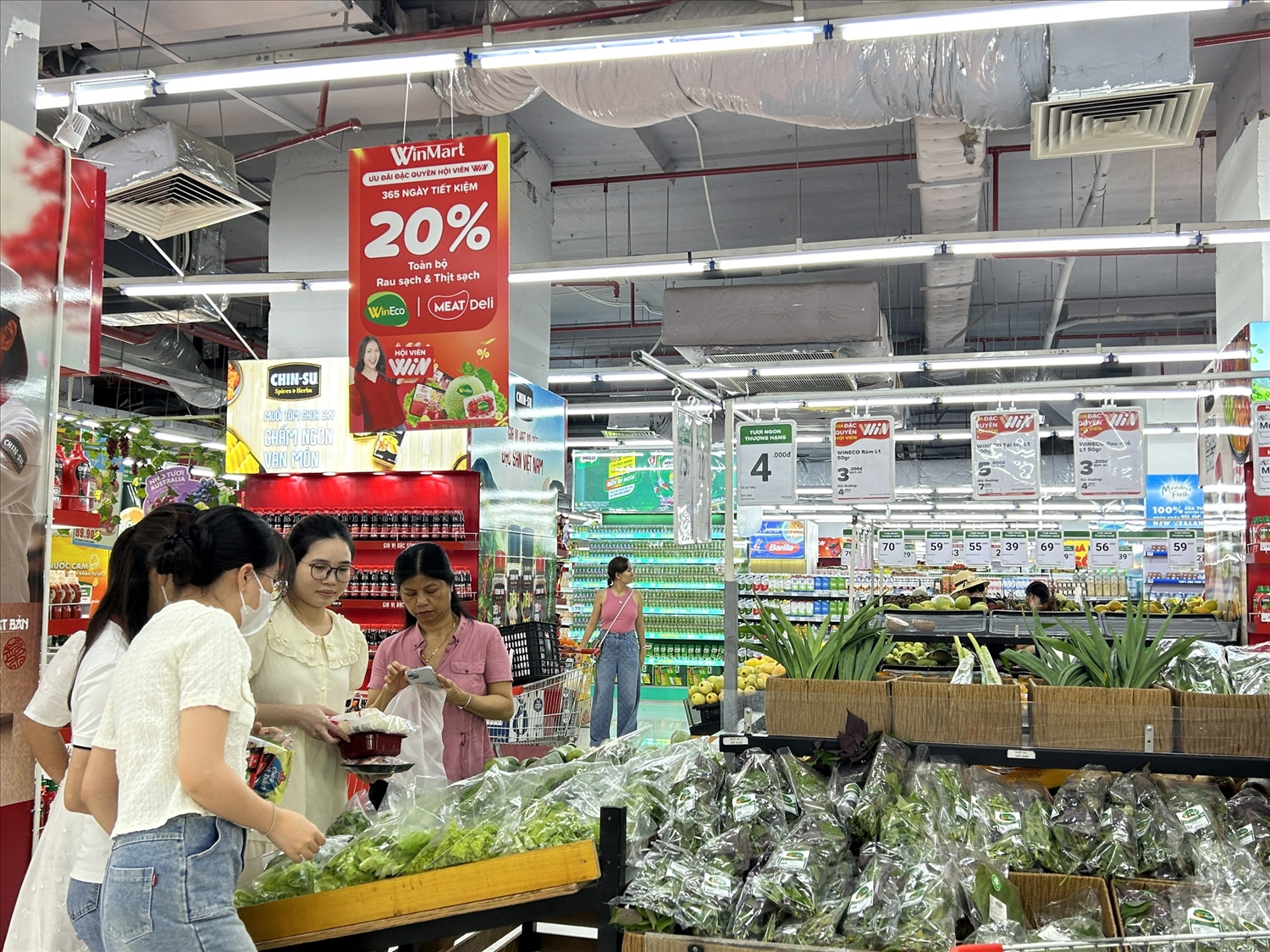 Khách hàng mua sắm tại siêu thị WinMart 2