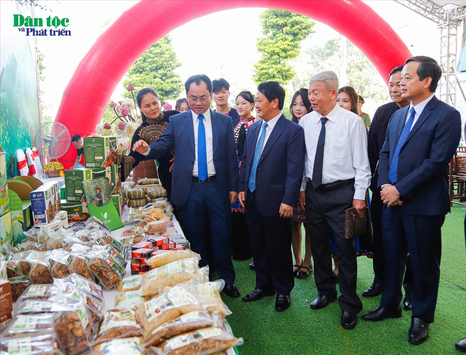 "Tiếp tục nghiên cứu, nâng cao nhận thức và quán triệt sâu sắc các quan điểm, chủ trương, đường lối của Đảng và Nhà nước về công tác dân tộc, đại đoàn kết dân tộc và chính sách dân tộc" 11