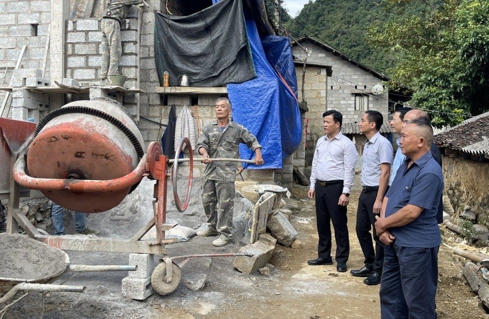 (Ban CĐ - Tin cđ Ban DT tỉnh Cao Bằng) Đoàn công tác UBND tỉnh Cao Bằng: Kiểm tra việc thực hiện hỗ trợ xóa nhà tạm, nhà dột nát tại huyện Trùng Khánh