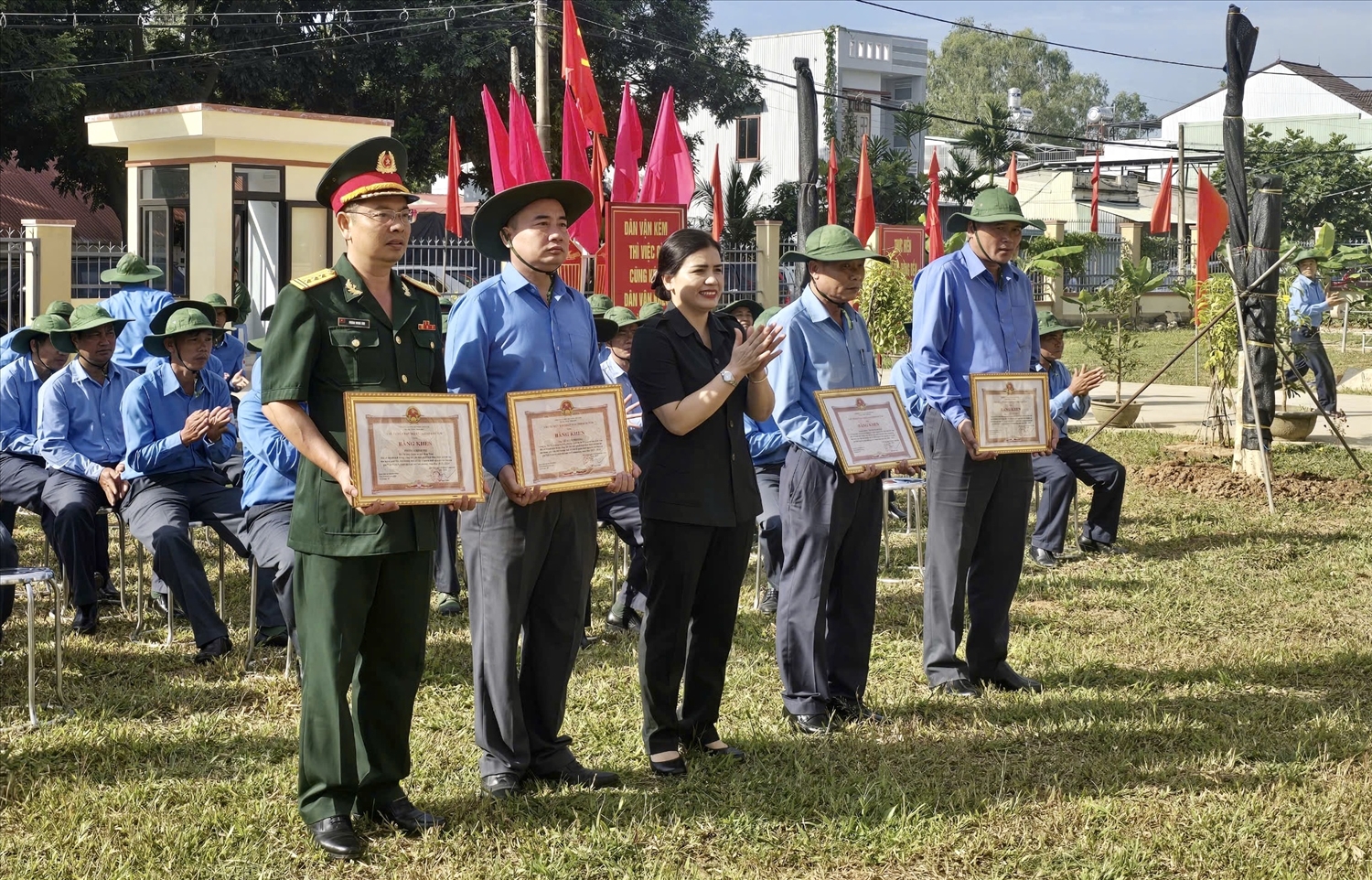 Bà Y Ngọc – Phó Chủ tịch UBND tỉnh Kon Tum, Trưởng Ban Chỉ đạo 515 trao tặng Bằng khen cho các cá nhân, tập thể làm tốt nhiệm vụ quy tập hài cốt liệt sỹ tại Lào và Campuchia trong mùa khô 2023-2024