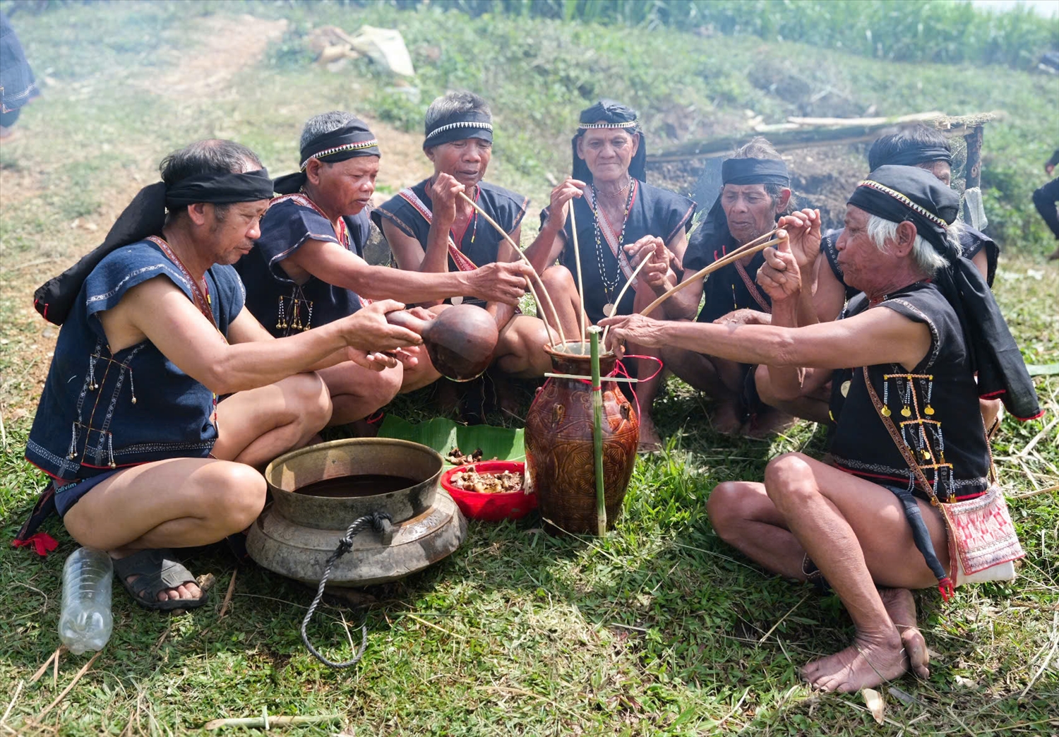 Mọi người cùng nhau uống rượu ghè, bước vào phần hội chung vui cùng dân làng