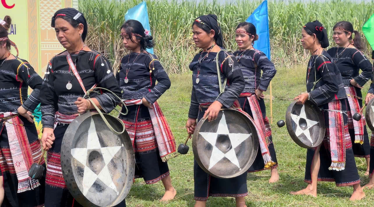 Đội cồng chiêng nữ làng Kgiang trong trang phục truyền thống cùng tấu lên những bài chiêng rộn rã