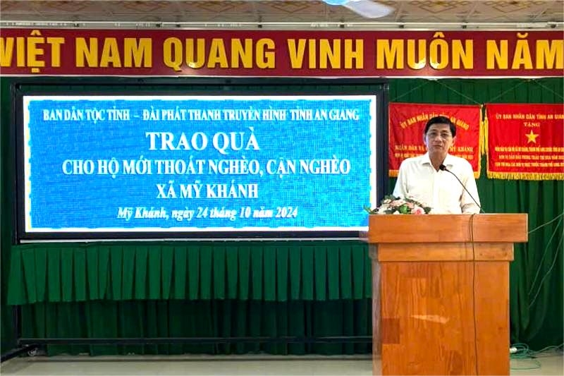 Ông Nguyễn Phú, Trưởng ban Dân tộc tỉnh An Giang phát biểu tại buổi trao quà