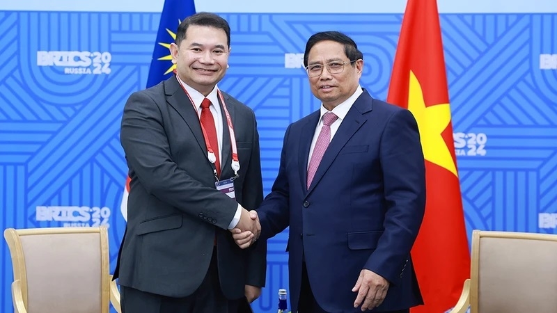 Thủ tướng Phạm Minh Chính tiếp Bộ trưởng Kinh tế Malaysia Rafizi Ramli. (Ảnh: TTXVN)