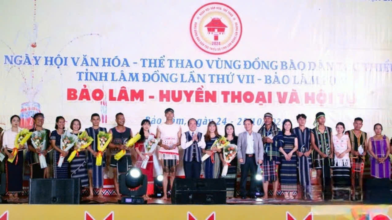 Ban tổ chức tặng hoa cho đại diện các đoàn nghệ nhân dự ngày hội