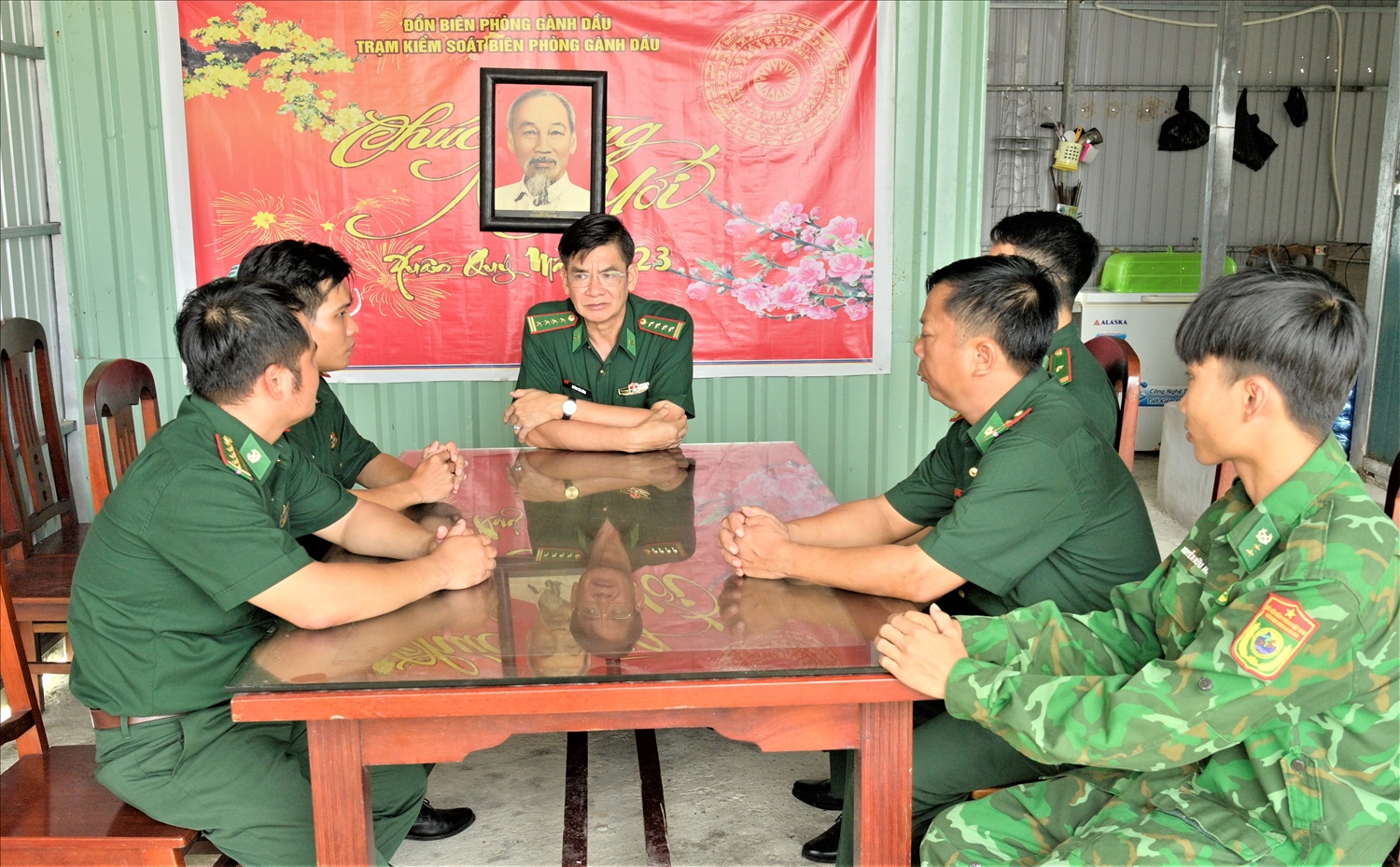 Đại tá Huỳnh Văn Đông, Bí thư Đảng uỷ, Chính ủy BĐBP tỉnh Kiên Giang gặp gỡ, đối thoại trực tiếp với các bộ, chiến sĩ trạm kiểm soát BP Gành Dầu, đồn BP Gành Dầu.