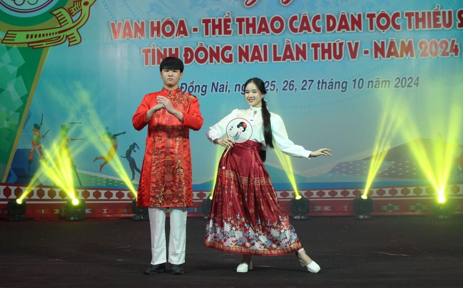 Đồng bào các dân tộc thiểu số trên địa bàn tỉnh đã trình diễn các trang phục truyền thống như: áo dài, trang phục của đồng bào Chơro, Mạ, Tày, Nùng, Chăm, Mường, áo dài, sườn xám…