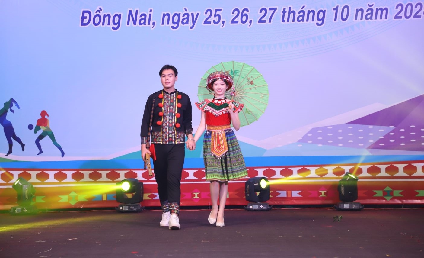 Các thí sinh dân tộc Mông đến từ thành phố Biên Hòa trình diễn trang phục truyền thống của mình