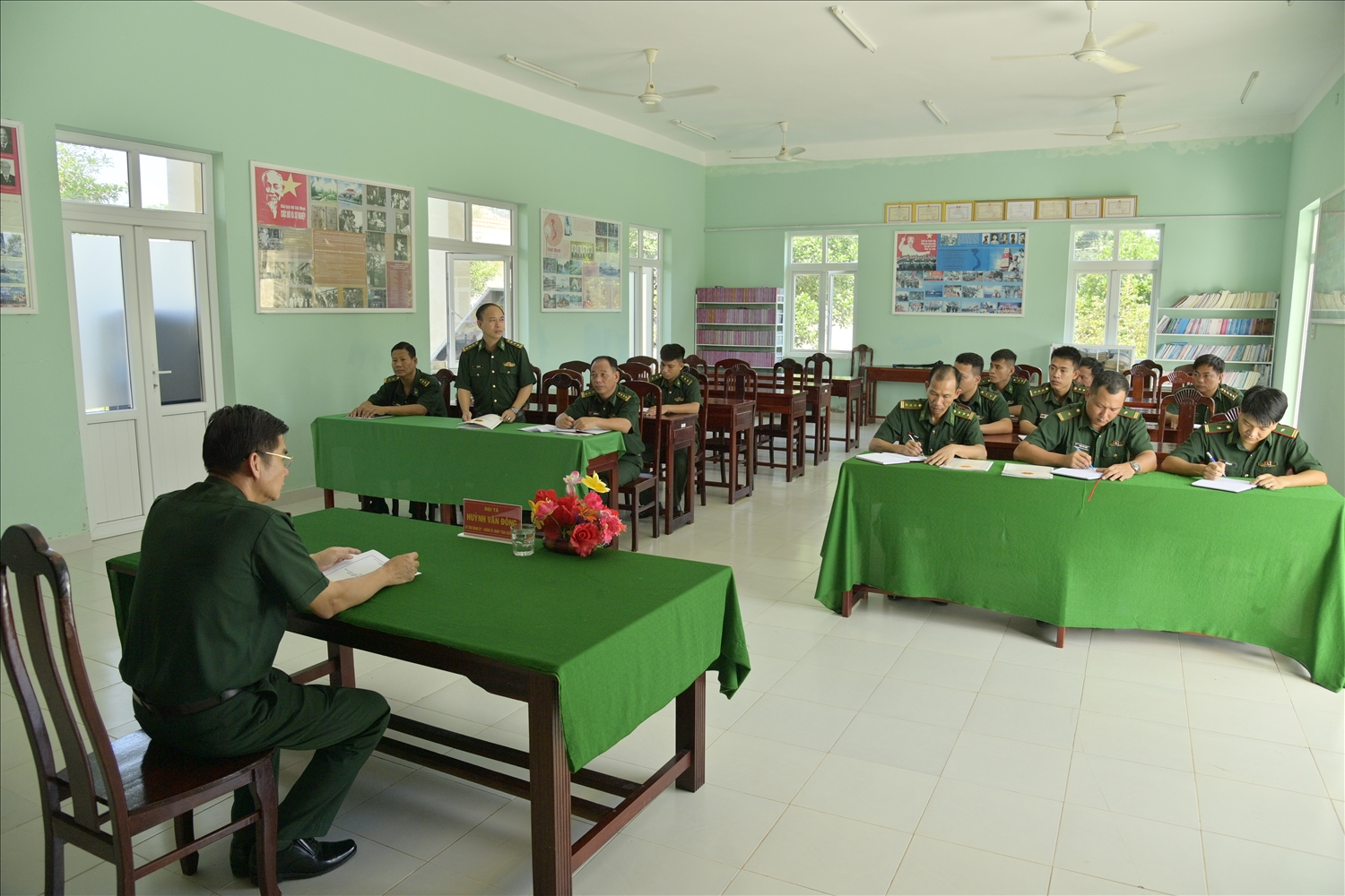 Đại tá Huỳnh Văn Đông, Bí thư Đảng uỷ, Chính ủy BĐBP tỉnh Kiên Giang lắng nghe ý kiến đóng góp của cán bộ, chiến sĩ trong cuộc đối thoại dân chủ cơ sở quý 3 năm 2024 tại đồn BP Xà Lực