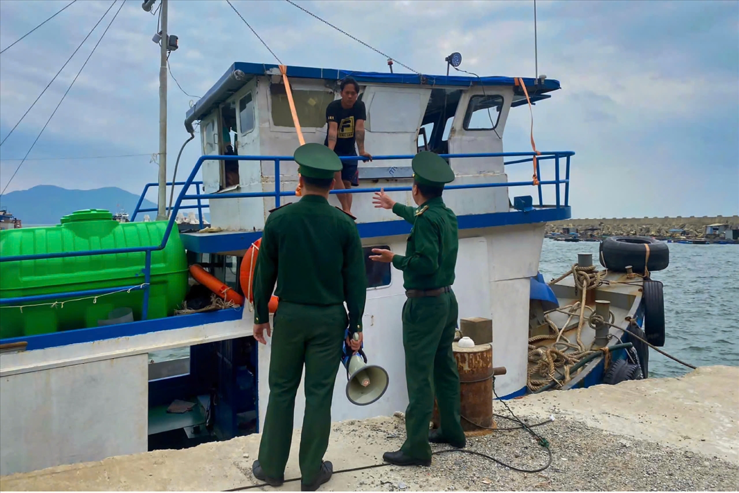 Đồn Biên phòng cửa khẩu cảng Chân Mây tuyên truyền, hướng dẫn người dân nuôi trồng hải sản phòng, chống bão