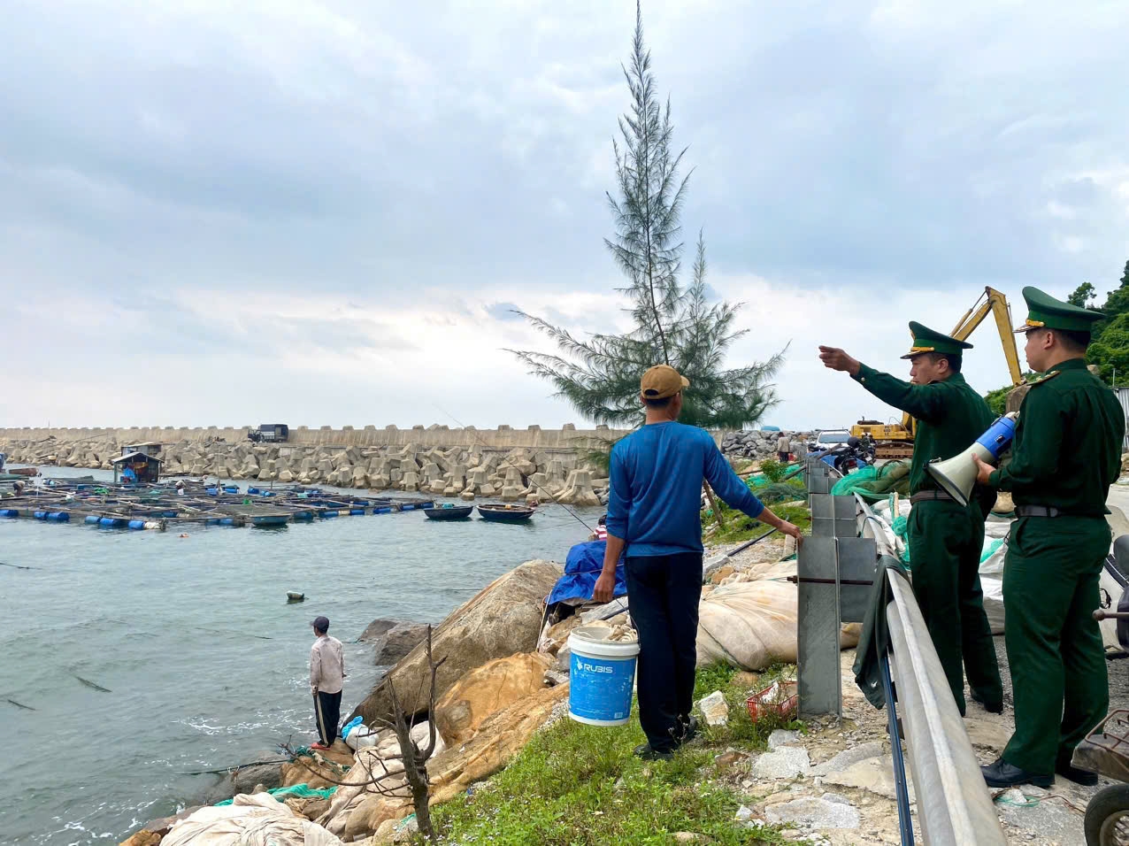 Đồn Biên phòng cửa khẩu cảng Chân Mây tuyên truyền, hướng dẫn người dân nuôi trồng hải sản phòng, chống bão