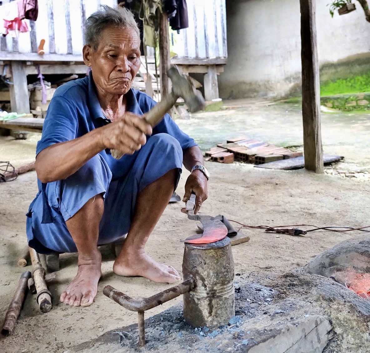 Người đàn ông đã gần 80 mùa rẫy nhưng những nhát búa vẫn luôn dứt khoát trên đe