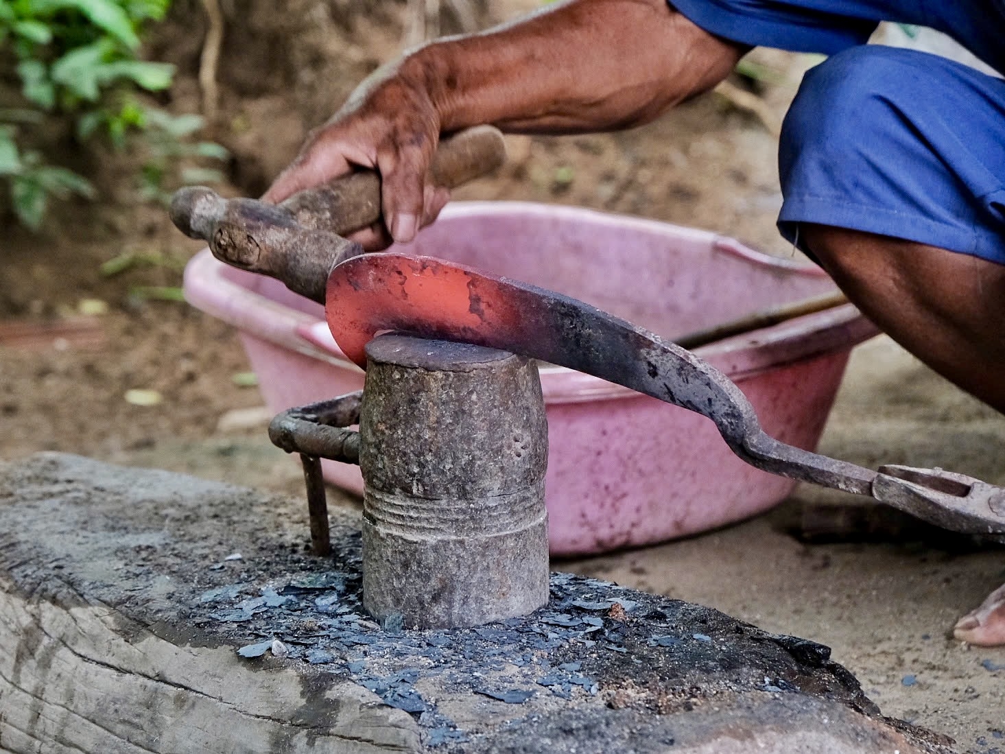 Những con dao, cái rựa sắc bén là vật bất ly thân đối với người Ba Na khi đi rẫy, lên rừng