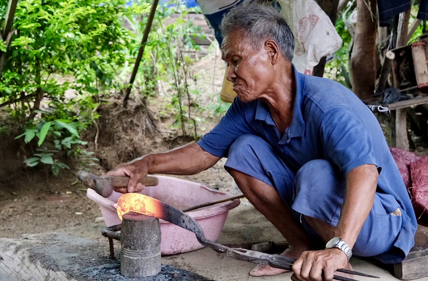 Từ chiếc lò rèn hết sức thô sơ, già Hmêh đã tạo ra hàng trăm, hàng ngàn công cụ lao động có độ sắc, bền cao