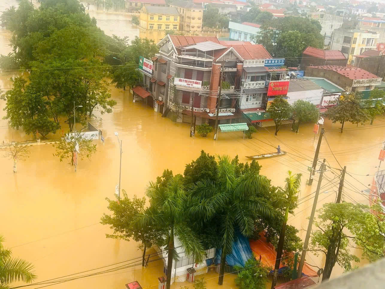 Tại Tp. Đồng Hới, hiện cũng đã có 370 ngôi nhà bị ngập lụt trong nước lũ