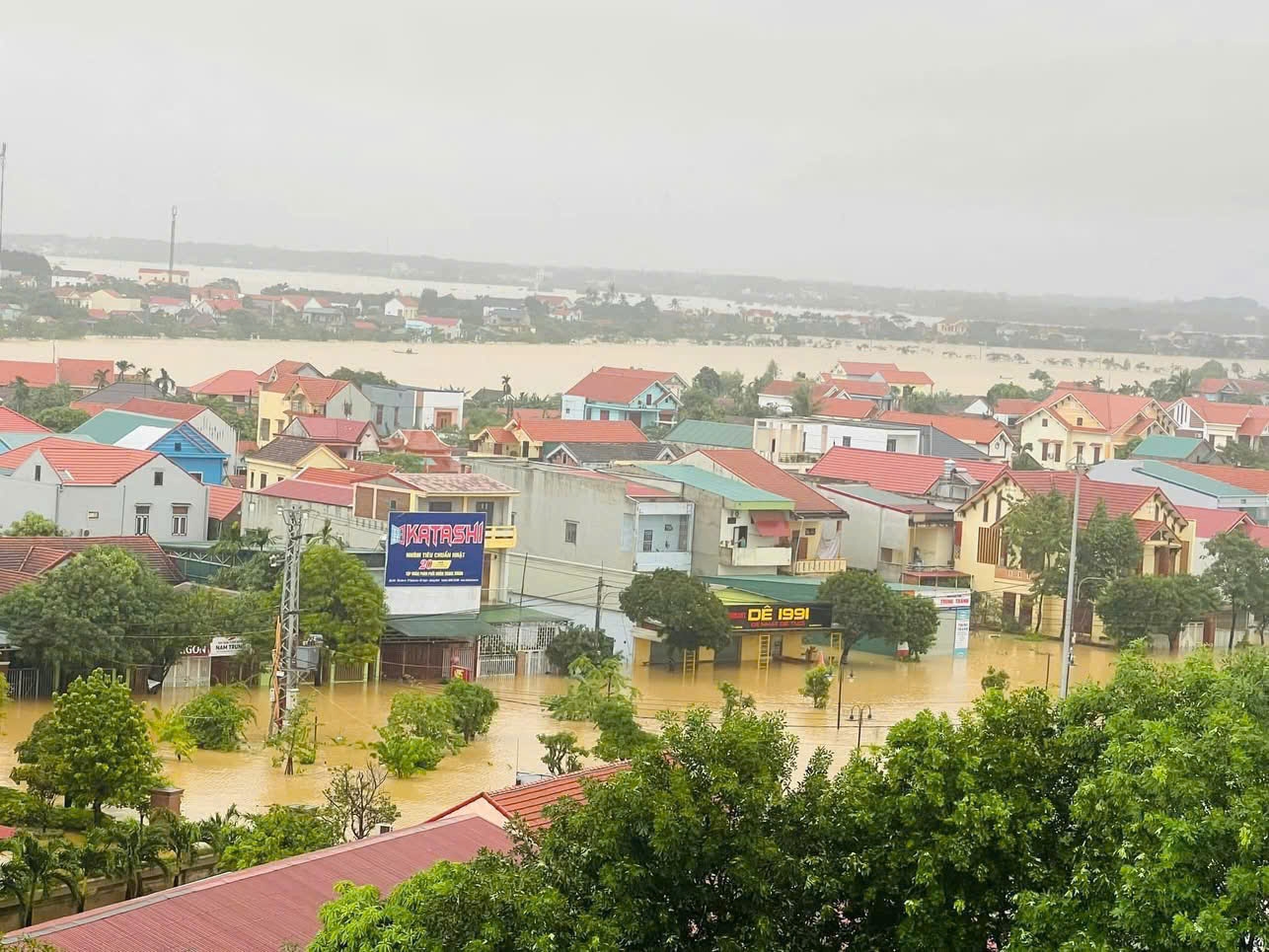 Nước lũ đã tràn vào trung tâm thị trấn Kiến Giang, huyện Lệ Thủy (Quảng Bình), hiện toàn huyện Lệ Thủy đã có 12.300 nhà dân bị ngập